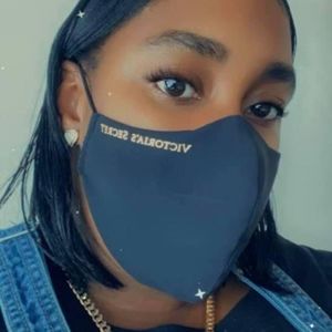 Meet your Posher, Ebony